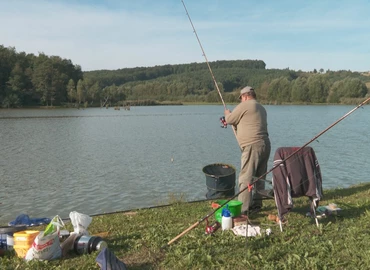 Szájmaszkokat ad idős tagjainak a Vasutas Horgászegyesület