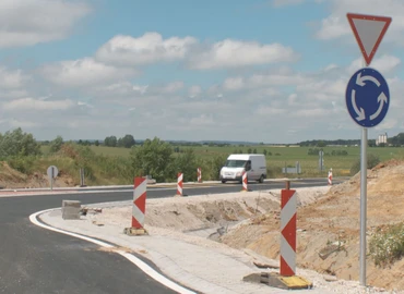 Elkészült az ipari parkot kiszolgáló körforgalom az M7-esen