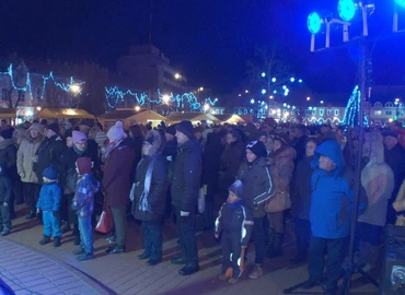 Felragyogott az első gyertya fénye Nagykanizsa adventi koszorúján