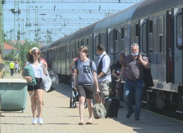 Kevesebb a busz, viszont a vonat segít
