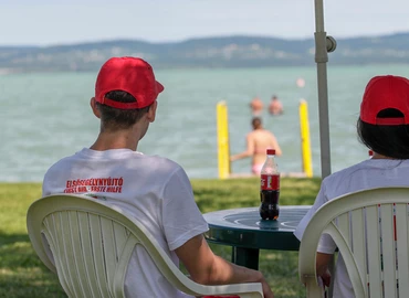 Már tizennégy éve vigyáznak fiatal vöröskeresztes önkéntesek a balatoni nyaralókra