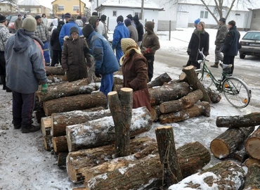 2329 kistelepülésen juttatnak ingyenes tüzelőanyagot a rászorulóknak
