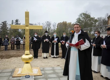 Toronykereszteket helyeztek fel a türjei premontrei templomra