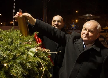 Felcsillant az adventi koszorú harmadik fénye is 