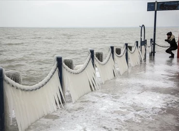 A Balatonnál már jegesedik a kicsapódó víz