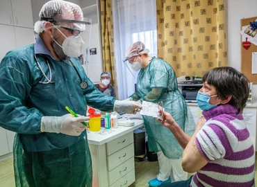 Koronavírus – 80 000 forint díjazást kapnak azok a háziorvosok, akik hétvégén is oltanak