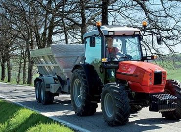 Indul a szezon, egyre több mezőgazdasági gép lesz az utakon