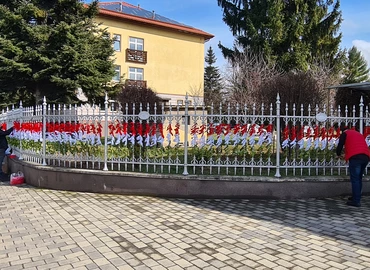 Nemzeti színű dekorációkkal emlékezünk