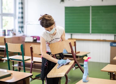 Koronavírus - Pénteken várható döntés az üzletekről, az óvodák, iskolák nyitása akkor várható, ha az oltottak száma eléri a 2,5 milliót 