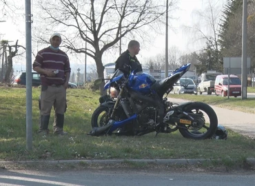 Motorossal ütközött egy személyautó 