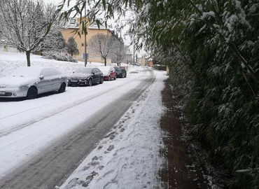 Három autó csúszott be ma reggel a szelektívhulladékgyűjtő-edények közé negyedórán belül a Királyi Pál utcában