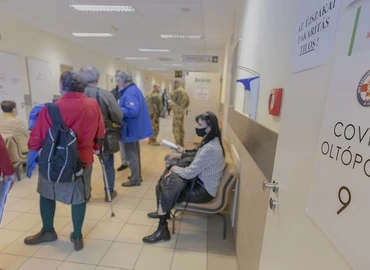 Bárki kaphat oltást, csak ne kelljen kidobni a megmaradt vakcinát: a neten akciózik az oltáskommandó