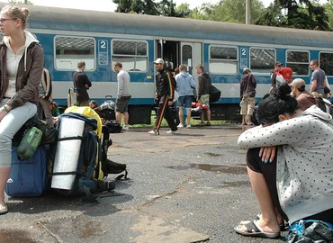 Sűrűbben járnak és több helyen állnak meg a Budapestről induló vonatok a Balatonnál