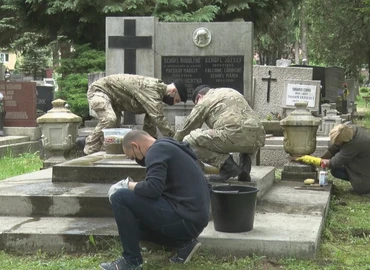 Hadisírokat tisztítottak a hétvégén a  Tripammer utcai temetőben