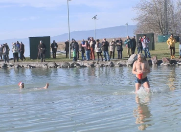 Karácsonyfa a Balatonban