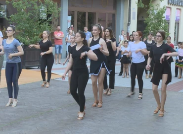 Az utcán tartottak bemutatót az Eraklin táncosai