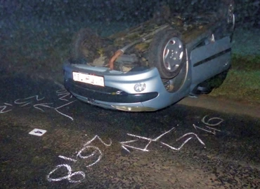 Hiába fékezett a vezető, fejtetőn állt meg Peugeot