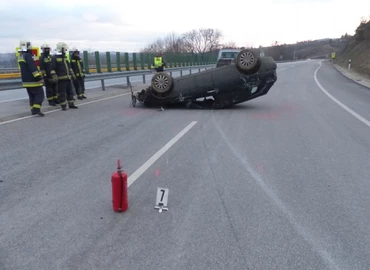 Megcsúszott a kanyarban, fejtetőn állt meg az Alfa Romeo 