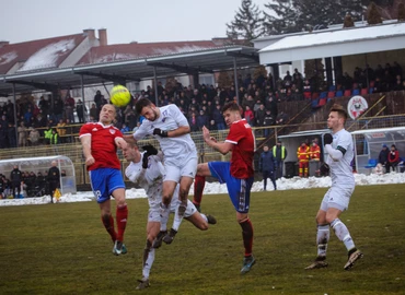 Ellentétes félidők után csabai előny