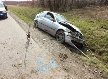 BMW-vel csapódott árokba a 76-oson egy nő 