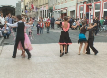 Őszi korzó - Táncos műsorokkal kezdődött az Ady utcai forgatag