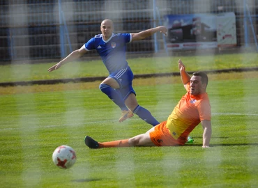 Eldőlni látszik...