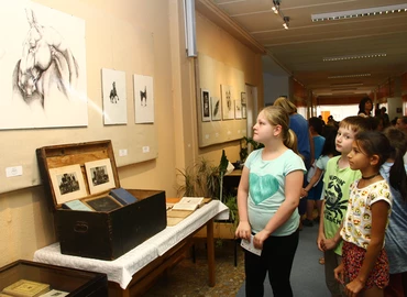 Testvérek kiállítása