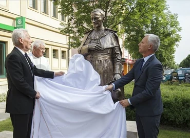 Felavatták Vaszary Kolos bíboros, hercegprímás szobrát Keszthelyen