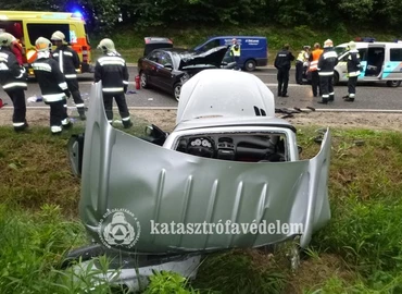 Súlyos baleset a 76-oson