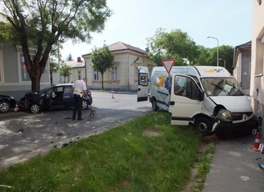 Kisteherautó és személygépkocsi ütközött a Kisfaludy utcai kereszteződésben  