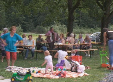 A természet lágy ölén piknikeztek a bajcsai nyugdíjasok