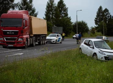 Kamionnal ütközött egy gépkocsi a 7-esen