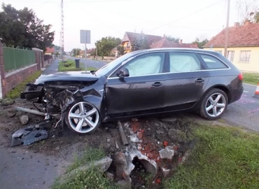 Lesodródott az útról,  egy betonhíd állította meg
