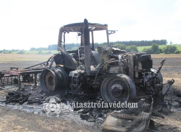 Meggyulladt a tarló, egy traktor is kiégett