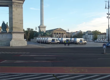 Új rendőrautókat adtak át a Hősök terén