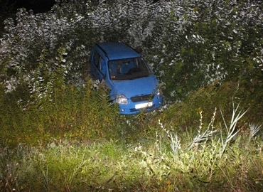 Felborult egy autó a 74-esen, a benn ülők könnyű sérülést szenvedtek
