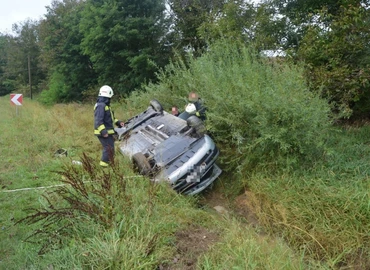 Árokba borult egy Renault, szarvasbika ugrott a Volkswagennek