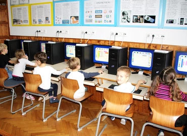 Maruzsa: százezer informatikai eszköz érkezett az iskolákba