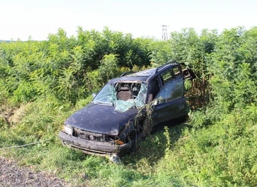 Árokban kötött ki a jogsi nélkül vezető férfi, utasa súlyos sérülést szenvedett