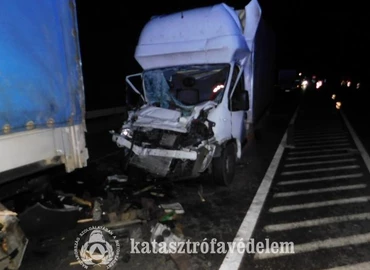 Kamionba futott egy kisteherautó az M70-es autóúton