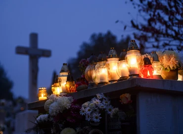 Halottak napja - A katolikusok az összes szentről és minden elhunytról megemlékeznek