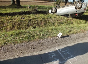 Elaludt a volán mögött, fejtetőn állt meg a suzukis nő 