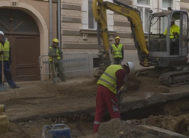 Jó ütemben haladnak a szakemberek az útfelújítási munkálatokkal a belvárosban