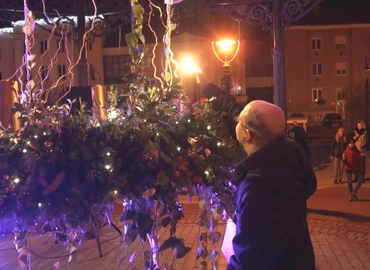 Világít az első adventi gyertya a város koszorúján