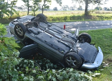 Elaludhatott a volán mögött a 60 éves sofőr, árokban, fejtetőn állt meg autójával a 71-esen