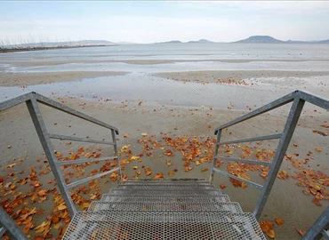 Kibillent a Balaton a viharos szélben