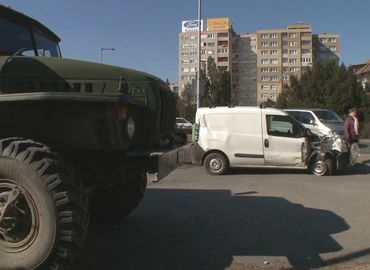 Kisteherautó és katonai jármű ütközött Nagykanizsán 