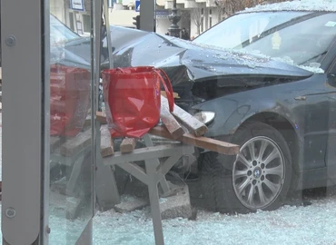 Buszmegállóban kötött ki egy autós ma délelőtt az Erzsébet téren (Frissítve: rendőrség)