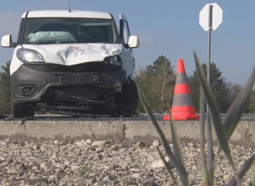 Kisteherautó és személyautó ütközött a 61-es főúton 