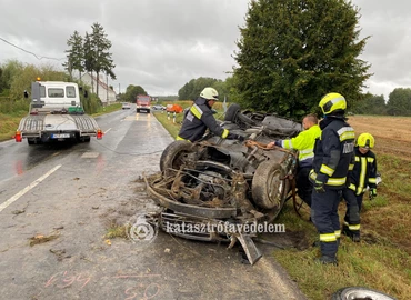 Táblákat döntött és felborult a 74-es főúton